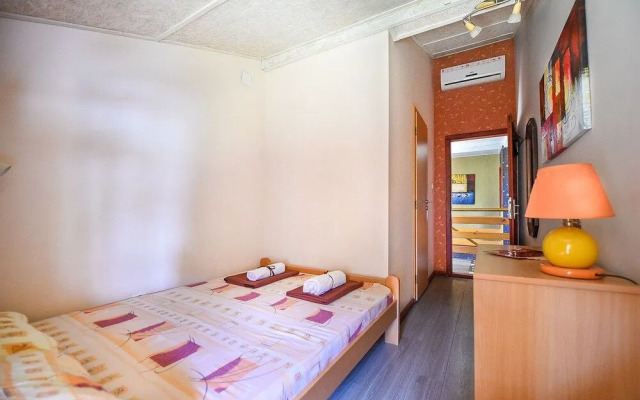 San Art Floating Hostel