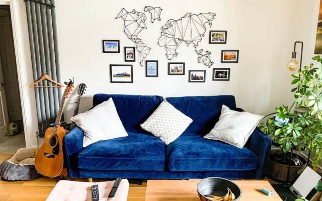 Modern 1 Bedroom Apartment With Balconies And Marina Views