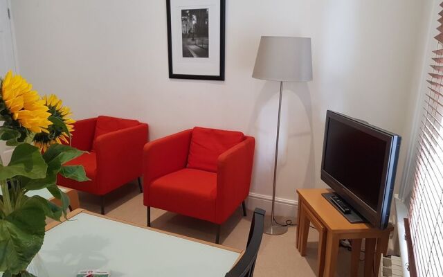 Modern 2 Bedroom Flat in Victoria - Zone 1