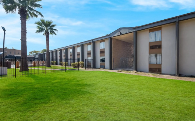 Rodeway Inn & Suites Downtown North
