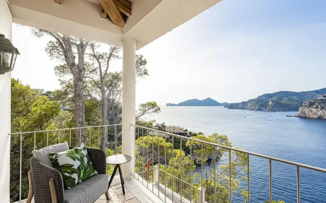 Sea-view Villa Near Port