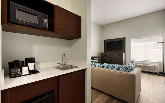 La Quinta Inn & Suites by Wyndham Gonzales LA