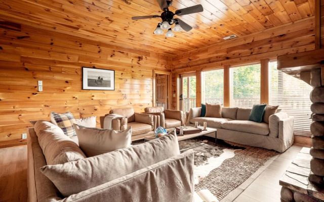 Cades Cove by Avantstay Treetop Haven in Smokey Mountains w/ Hot Tub, Game Room & Home Theatre