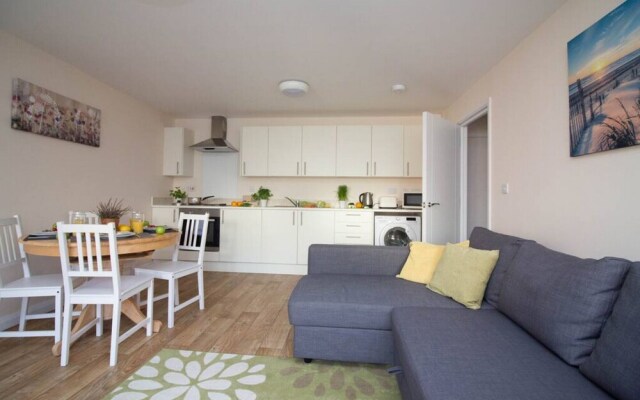 Stayzo Castle Point 6 Apartment - Premier Lodge