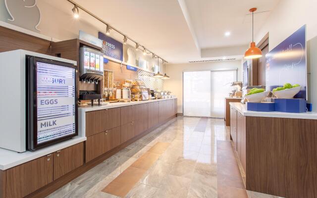 Holiday Inn Express & Suites Mississauga-Toronto Southwest by IHG