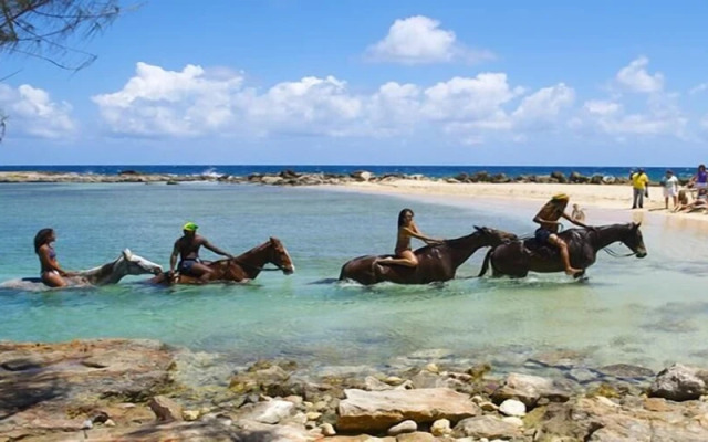 Kelso Villa, 4BR by Jamaican Treasures