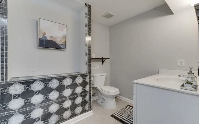 Stylish 3BR 3BA Colonial House by Cozysuites