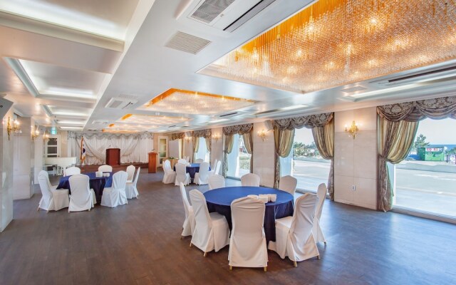 Pine Beach Hotel