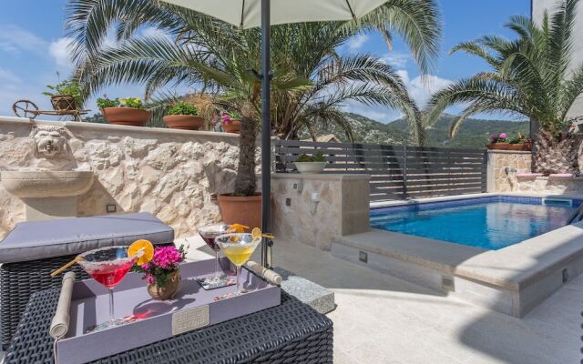 Villa Capitis in the Centre with deluxe pool