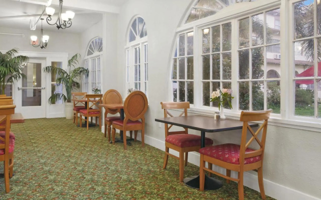 Crystal Bay Hotel