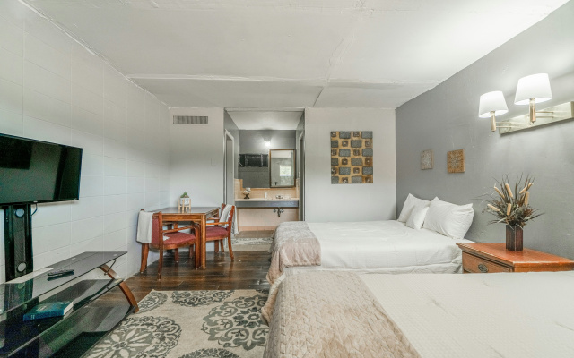 OYO Holiday Capri Motel & Rv Park