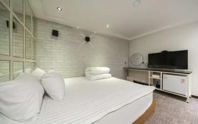 Busan Daeyeondong Hotel With