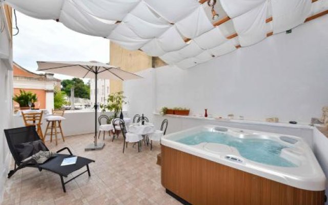 Old Town Jacuzzi Suite