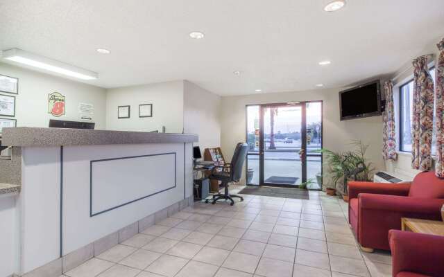 Super 8 by Wyndham Cleveland TX