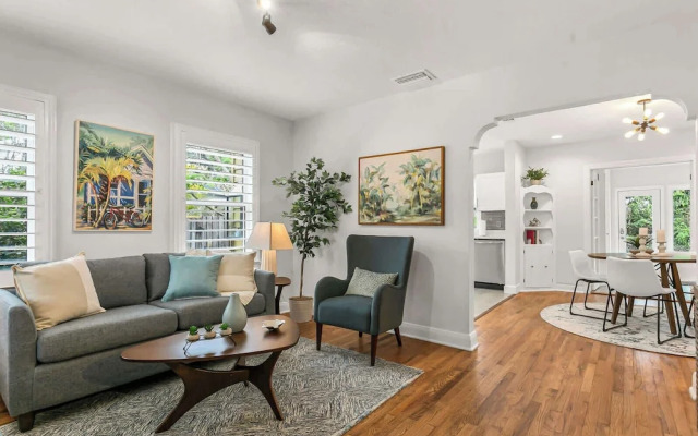 Pool House Oasis - Home for 6