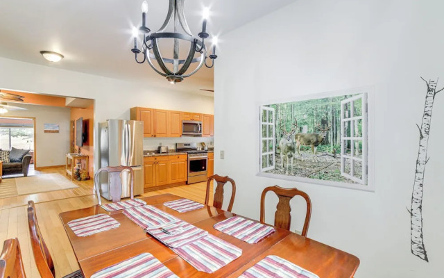 Near Saugatuck Dunes: Pet-friendly Fennville Home!