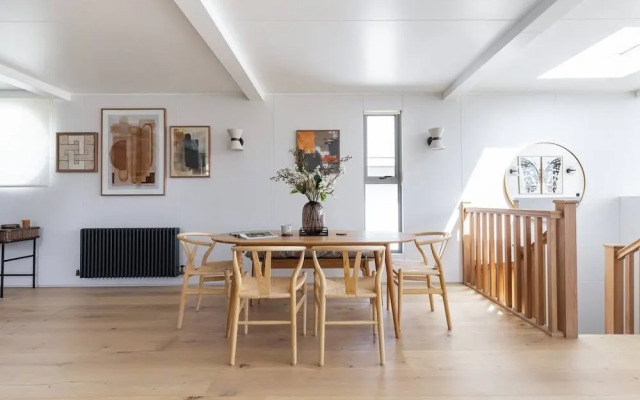 Cheyne Walk Houseboat by Onefinestay