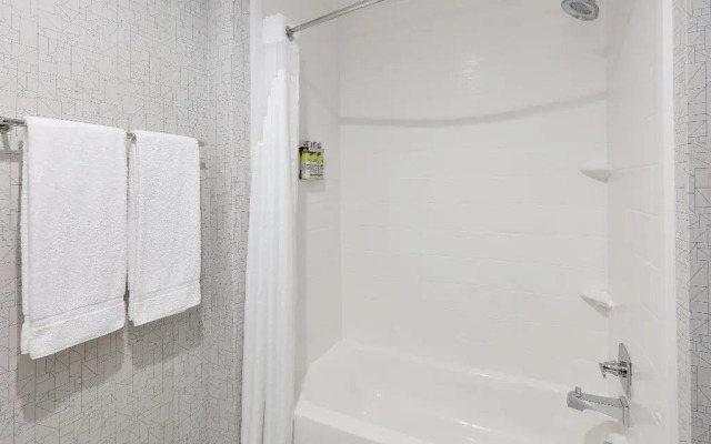 Holiday Inn Express & Suites Farmers Branch