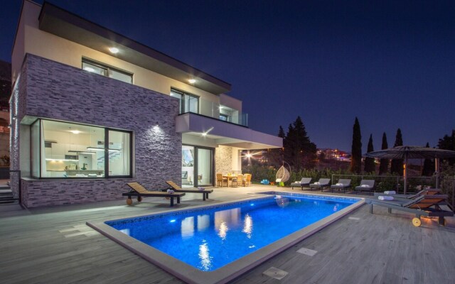 Nice Home in Kucine with WiFi, 4 Bedrooms & Hot Tub