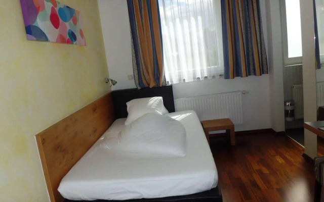 Binders Budget City Mountain Hotel