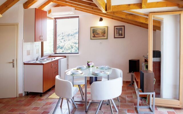Central Apartment in Okrug Donji near Beach