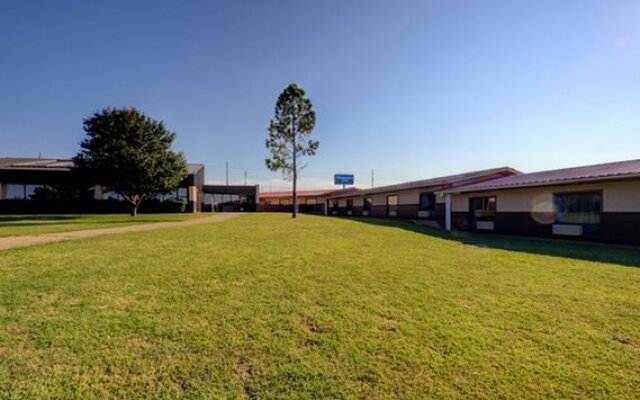 American Best Inn By OYO I-35 Perry near Lake McMurtry