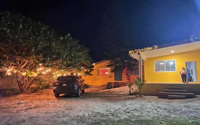 La Casa Amarilla Frente al Mar