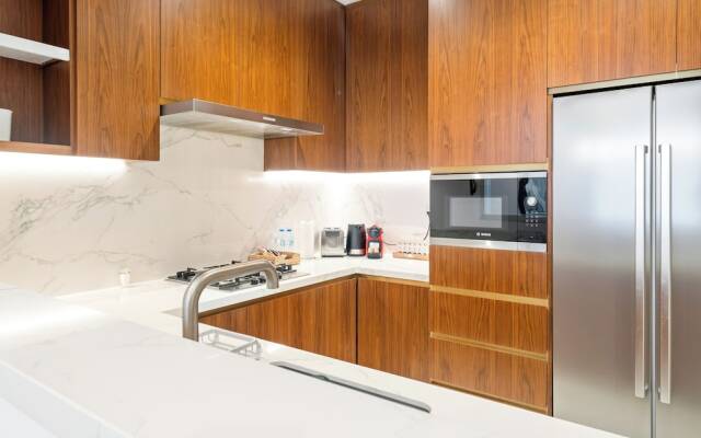 Elegant Apartment Amidst Vibrant Area with Balcony