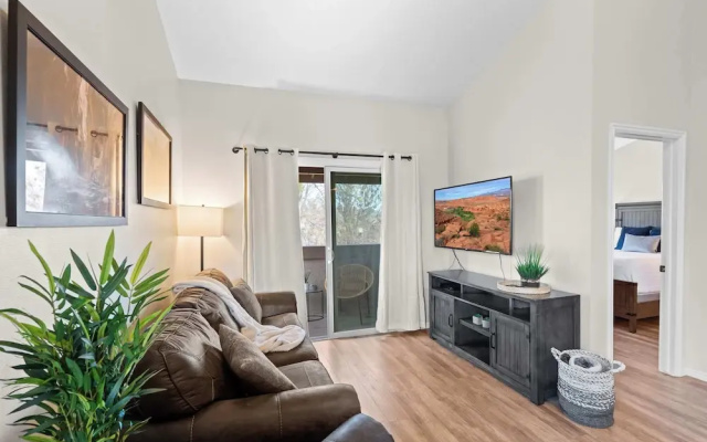 Hikers Hideaway Cozy Resort Condo w/ Pool & More