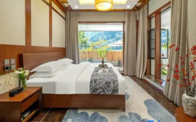 Luchuan Puyin Hot Spring Wellness Hotel