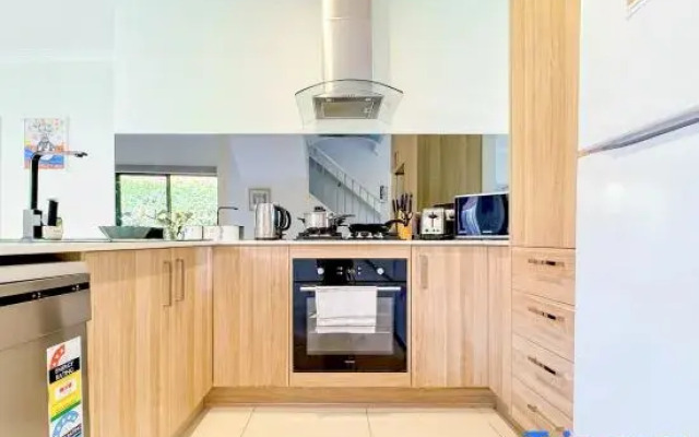 Modern Home in Central Oakleigh East