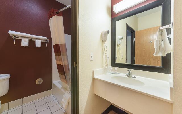 Red Roof Inn St Louis - Troy, IL