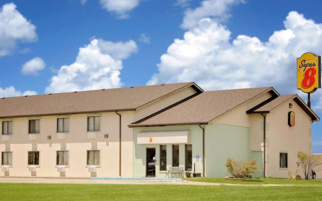 Super 8 by Wyndham Marshall