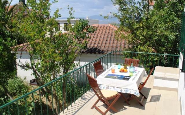 Nice 2-bedroom Private House, 50 m Beach, Sutivan