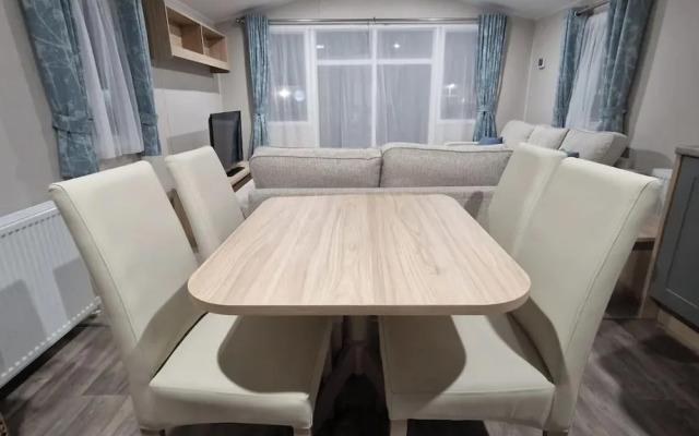 Family Caravan - Sleeps 6 - Pet Friendly - Parking