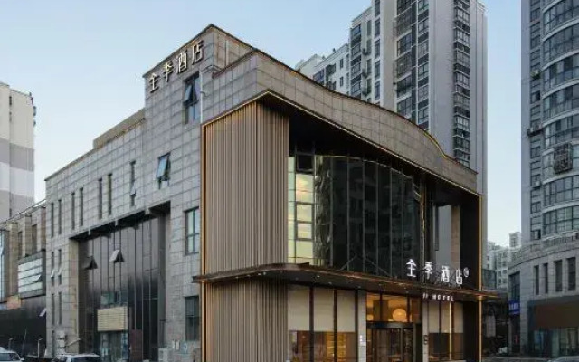 Seasons Hotel (Yancheng century avenue Yongning Automobile City Branch)