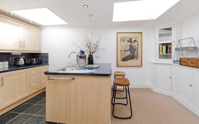 Traditional 2-bed Apartment Notting Hill