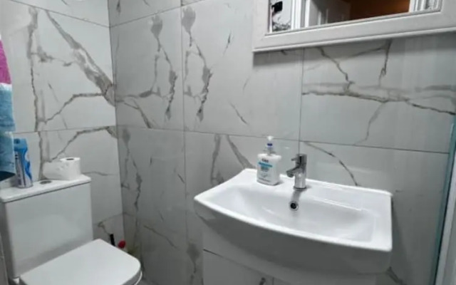 OYO Unique Guestroom - Farnworth, Easy Access to Bolton