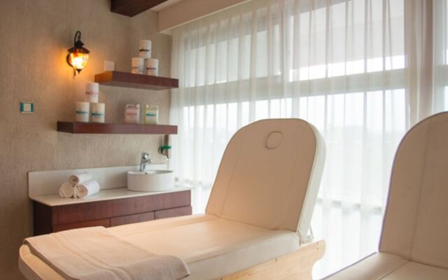 Cloud Hotel & Suites