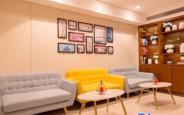 LUCK 7 Hotel (Yichang Wanda Plaza Visitor Center)