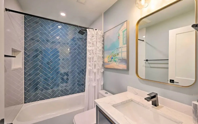 Walk to Beach: Getaway w/ Pool in Naples!