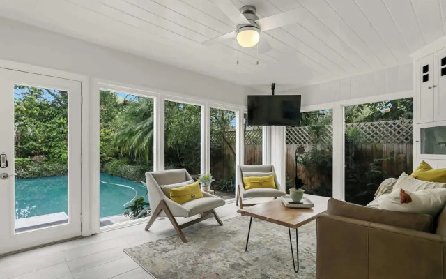 Pool House Oasis - Home for 6