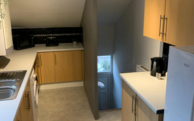 Rectory - Lovely 4 bedroom maisonette Gateshead free parking