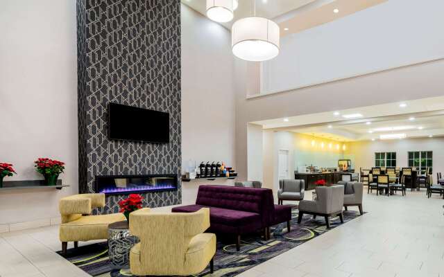 La Quinta Inn & Suites by Wyndham DFW Airport West - Bedford