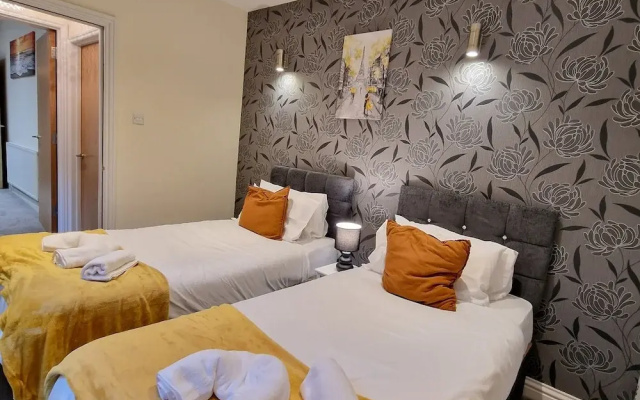 2-Bedroom with Free Parking in Coventry