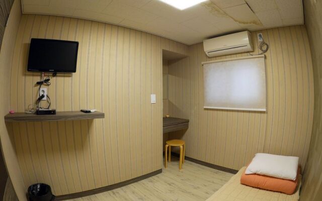 HI Guest House - Hostel