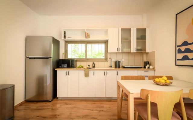 Pet-friendly 2BR Apt & Kitchen
