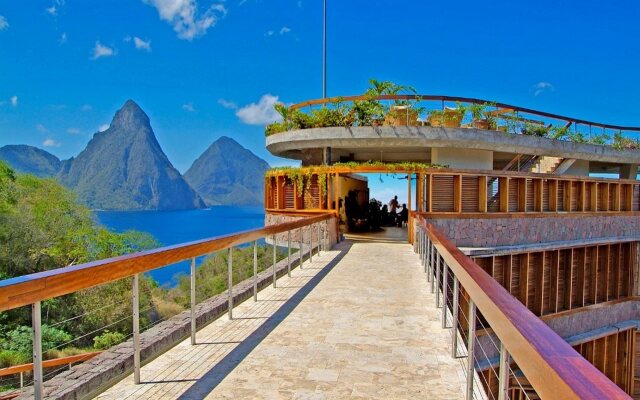 Jade Mountain Resort