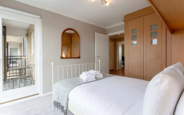 Bright, Modern One-bed With Stunning View of Thames