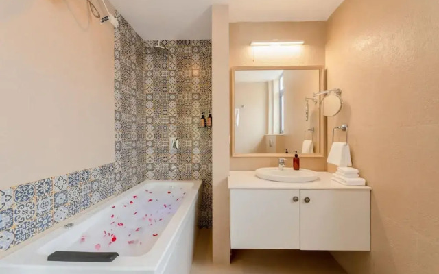 Spacious 3-br Apartment With Pool in Candolim